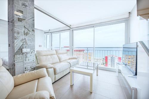 una sala de estar con un sofá y una mesa en Stay In Costa Blanca, en Alicante