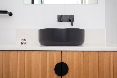 ein schwarzes Waschbecken auf einer Küchentheke in der Unterkunft Three Ponds Estate in Temora
