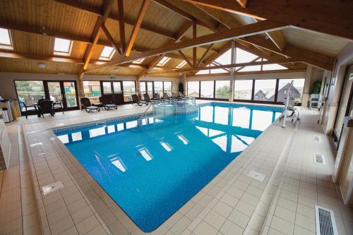 a large swimming pool in a large building at Gwel an Mor in Portreath