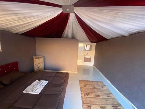 Łóżko lub łóżka w pokoju w obiekcie Wadi Rum Desert Base Camp