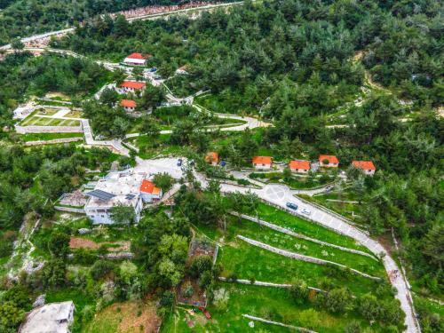 una vista aérea de un parque con casas y árboles en Graneroverde Resort en Al Qbayyāt