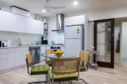 kuchnia ze stołem i krzesłami w kuchni w obiekcie Beautiful Pet Friendly 1BR Cottage with Patio w mieście Perth