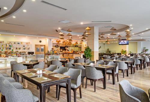 En restaurant eller et andet spisested på Royal Lotus Hotel Danang