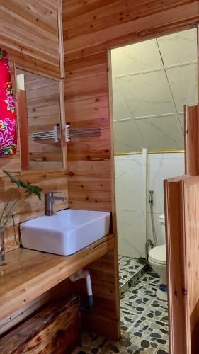 a bathroom with a sink and a toilet at Nobita Homestay bắc hà in Bắc Hà