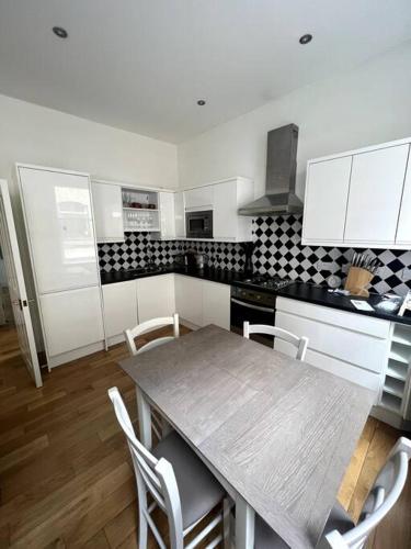 A kitchen or kitchenette at 1-Bed Flat in Historic Camden