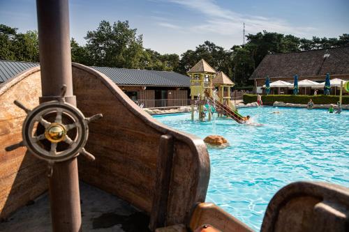Bocholt的住宿－Familiepark Goolderheide，一个带滑梯的大型游泳池