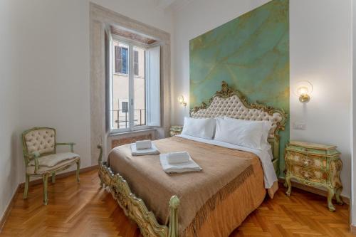 Un dormitorio con una cama grande y una silla en Palazzo Pamphili Lecca di Guevara, en Roma