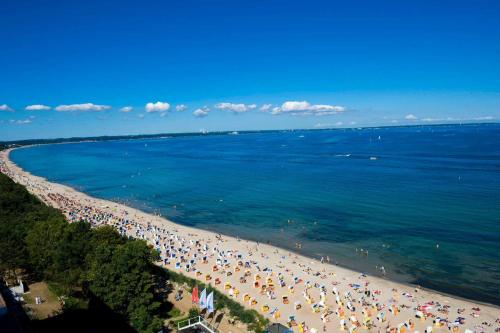 an overhead view of a beach with a crowd of people at Moderne Kurparkresidenz in Timmendorfer Strand