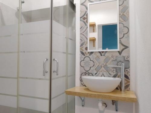 a bathroom with a sink and a mirror at CHARMING HIDEAWAY Self check-in - Accesso autonomo in Alghero