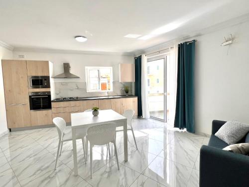 Dapur atau dapur kecil di Condo with Patio overlooking Piazza