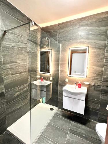 Bilik mandi di Condo with Patio overlooking Piazza