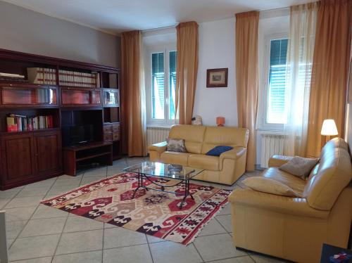 uma sala de estar com duas cadeiras e uma mesa de centro em Appartamento con incantevole vista mare em Livorno