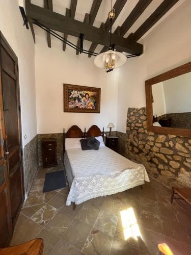 um quarto com uma cama e um espelho grande em EL POBLET DE ATALAYAS em Alicante