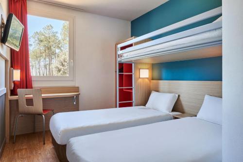Tempat tidur dalam kamar di Kyriad Direct Mont De Marsan - St Avit