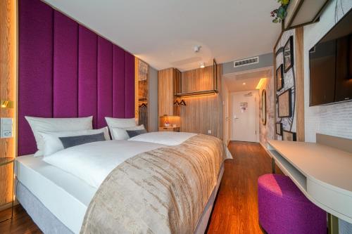 Ένα ή περισσότερα κρεβάτια σε δωμάτιο στο FourSide Hotel Ringsheim, Trademark Collection by Wyndham