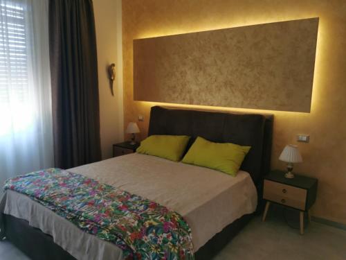 - une chambre avec un lit et 2 oreillers verts dans l'établissement L'Anfora, à Montesilvano