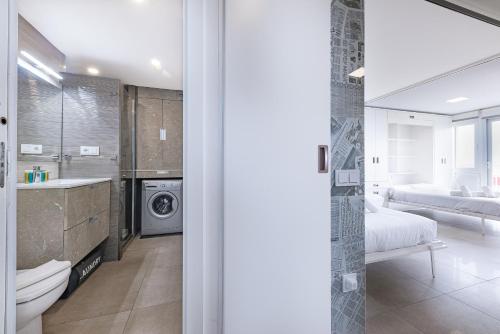 łazienka z umywalką i pralką w obiekcie Myflats Premium Costa Blanca w Alicante