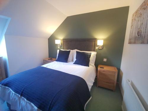 Cama ou camas em um quarto em Lochbroom Lodge