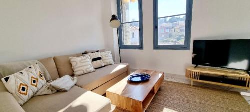 un salon avec un canapé et une télévision à écran plat dans l'établissement Bright Appartment perfect location, à Saint-Jean-Cap-Ferrat