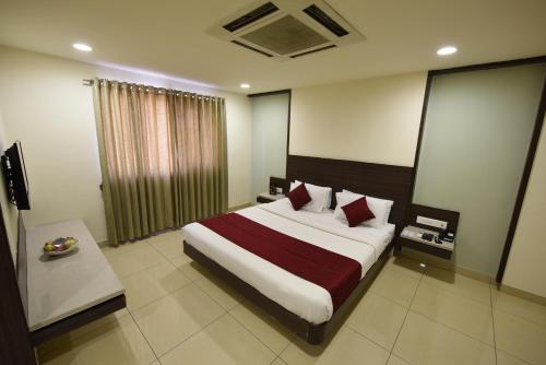 Postel nebo postele na pokoji v ubytování Hotel LandmarK Coimbatore