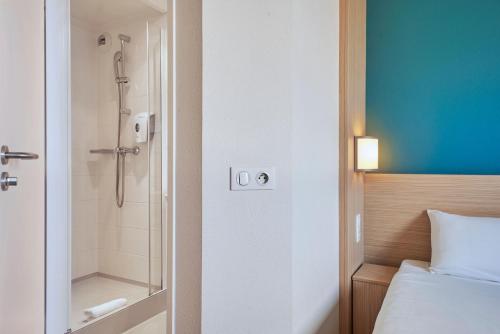 Un baño de Kyriad Direct Mont De Marsan - St Avit