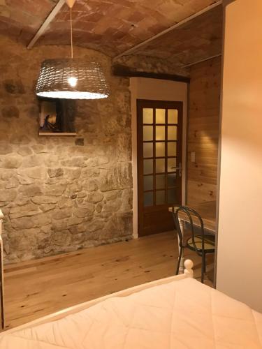 Foto sihtkohas Saint-Genest-de-Bauzon asuva majutusasutuse Chambre atypique dans une cave voutée avec petit déjeuner galeriist