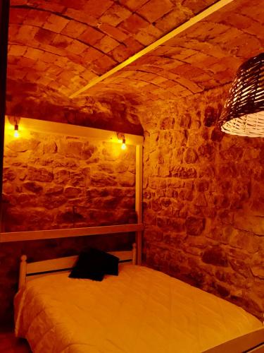 Кровать или кровати в номере Chambre atypique dans une cave voutée avec petit déjeuner