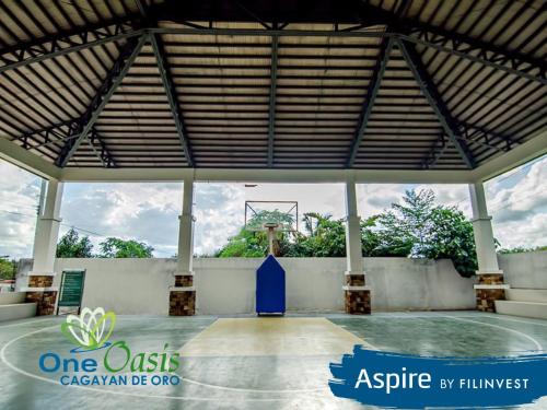 einen Pavillon mit einem Basketballplatz und einem Basketballkorb in der Unterkunft MQ Staycation at One Oasis in Cagayan de Oro