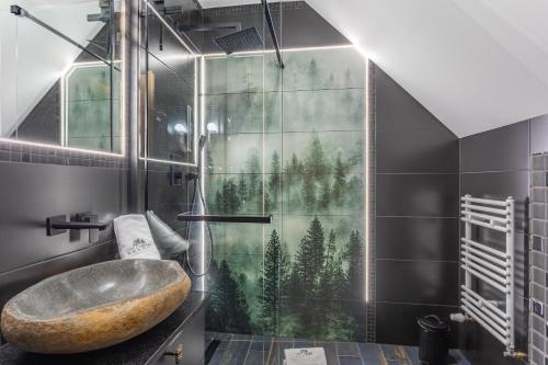 La salle de bains est pourvue d'un grand lavabo et d'une douche. dans l'établissement Green Park Resort B31-z dostępem do basenu, sauny, jacuzzi, siłowni, à Szklarska Poręba
