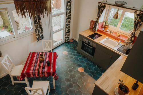 vista sul soffitto di una cucina con tavolo e lavandino di La Casita a Cheilly-lès-Maranges