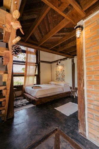 Una cama o camas en una habitación de THE RIVER RUNS CHIANG KLANG