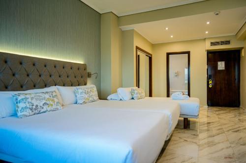 two beds in a hotel room with at Hotel Bahía de Vigo in Vigo