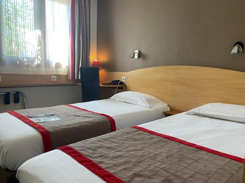 Postel nebo postele na pokoji v ubytování Kyriad Montpellier Aéroport - Parc Expo