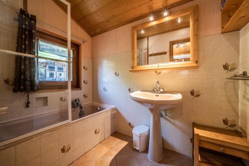 a bathroom with a sink and a bath tub at Apt Chénives 2 - Morzine in Morzine