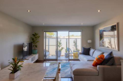 Ruang duduk di Vine Close Apartment