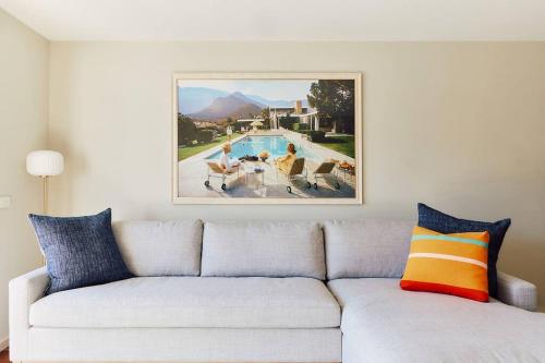 un sofá en una sala de estar con una pintura en la pared en Vine Close Apartment, en Healesville