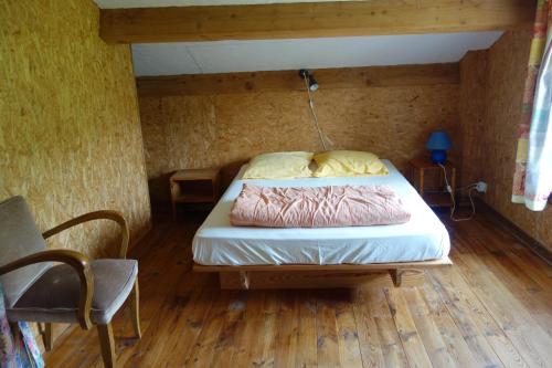 une chambre avec un lit dans une pièce dans l'établissement Maison de Félix, à Noirétable