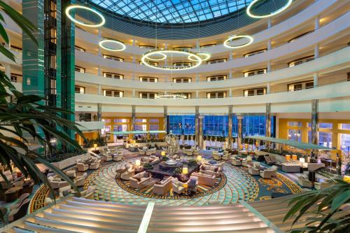 een grote hotellobby met een groot glazen plafond bij Calista Luxury Resort in Belek