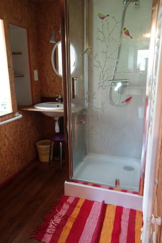 une salle de bain avec douche et lavabo dans l'établissement Maison de Félix, à Noirétable
