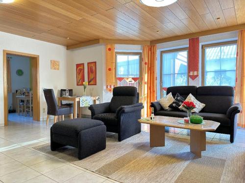 Sala de estar con 2 sofás y mesa de centro en Ferienwohnungen Sonnleite, en Friedenfels