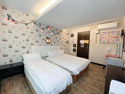 Postel nebo postele na pokoji v ubytování Love River Inn 愛河日央