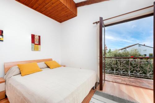 a bedroom with a bed and a balcony at Studio and Room Tea in Rovinj