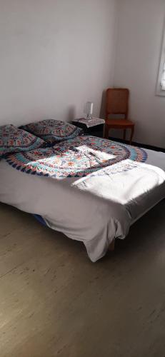 - un lit doté d'une couette dans l'établissement Logement au pied de la Montagne de Ceuse, à Sigoyer