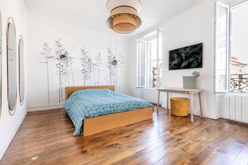 - une chambre avec un lit et un bureau dans l'établissement Welcome, à Angoulême