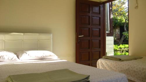 1 dormitorio con 2 camas y puerta corredera en Ayvalik Dostlar Pansiyon, en Ayvalık