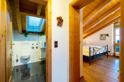 ein Bad mit WC und ein Bett in einem Zimmer in der Unterkunft Ferienwohnung Edelweiß mit Bergbahn unlimited in Obermaiselstein