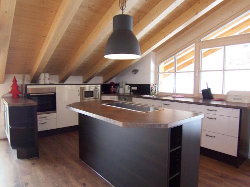 Een keuken of kitchenette bij Ferienwohnung Rustica mit Bergbahn unlimited