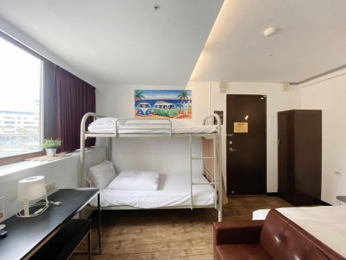 Postel nebo postele na pokoji v ubytování Love River Inn 愛河日央