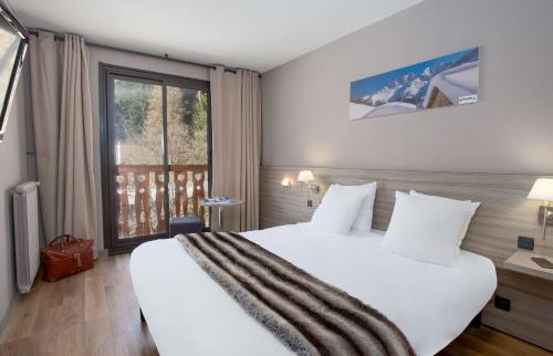 a hotel room with a large bed and a window at SOWELL Family Les Bergers in Pra-Loup