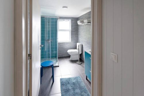 łazienka z toaletą, umywalką i oknem w obiekcie Casa da Batalha w mieście Ponta Delgada